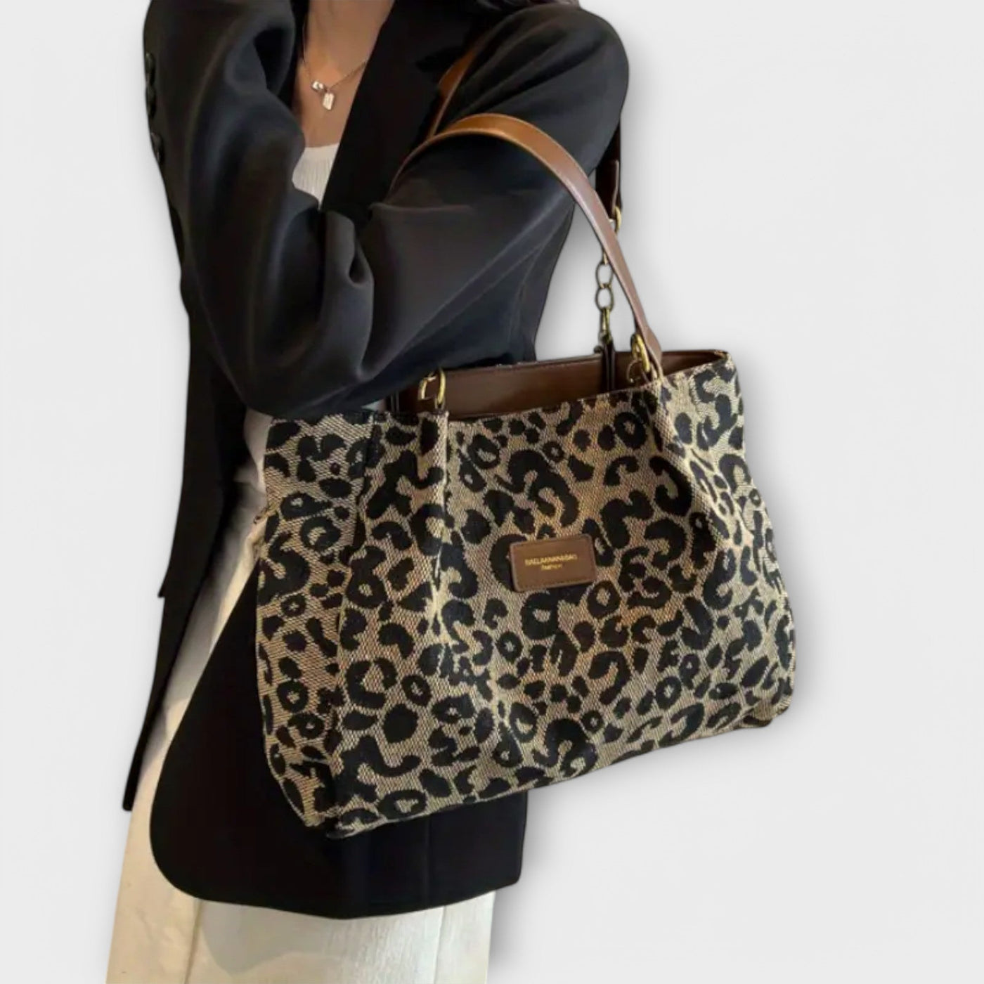 Valentina. – Tote leopardo
